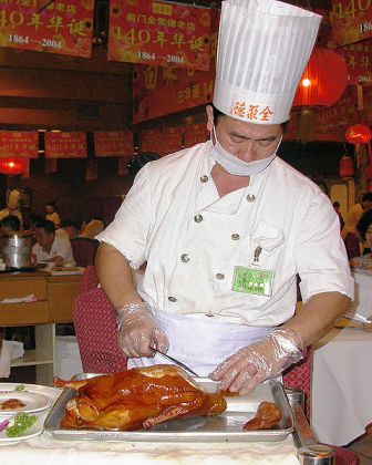 Zubereitung der Bejing Duck Ente im Restaurant "Duck house" in Urumqi.