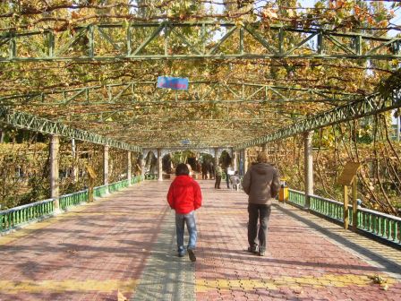 Touristenbesichtigung in der Nähe von Urumqi, der Grape town. Wir sind hier in Karez und besichtigen die Wasserkanäle