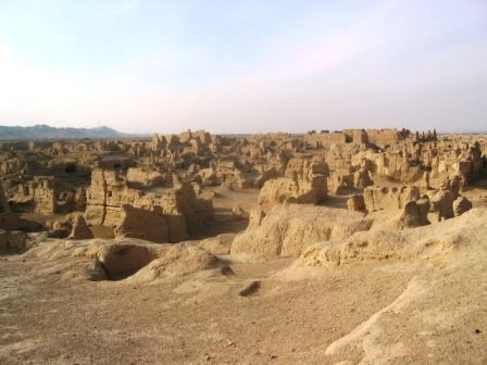 So! Noch was Kulturelles, welches wir heute gelernt haben:
Jiaohe liegt 10 km westlich der Stadt Turfan.Die Ruine misst in Nord-Süd-Richtung 1650 m, ihre Ost-West-Ausdehnung beträgt ca. 300 m. Weil zwei Flüsse die Stadt umfließen und sich südlich von ihr vereinen, erhielt sie den Namen Jiaohe (Zusammenfluss).
Jiaohe wurde von Menschen aus Cheshi vor ungefähr 2000 bis 2300 Jahren erbaut. Die Stadt hatte Tempel, einen Amtssitz, eine Pagodengruppe, Wohnhäuser und Manufakturen auf einer Gesamtfläche von 250 000 qm. Jiaohe war der Verwaltungssitz des Königreichs Cheshiqian und sein politisches, wirtschaftliches, militärisches und kulturelles Zentrum. In der zweiten Hälfte des 13. Jahrhunderts gab es um Jiaohe ständig Kriegswirren, in denen die Stadt schwer beschädigt wurde. In der Ming-Dynastie verfiel die Stadt zur Ruine. Der höchste Bau, der sich bis heute erhalten hat, ist dreistöckig. Die Ruinenstadt Jiaohe ist eine der ältesten, größten und besterhaltenen Relikte des Altertums. Sie wurde 1961 unter staatlichen Schutz gestellt.