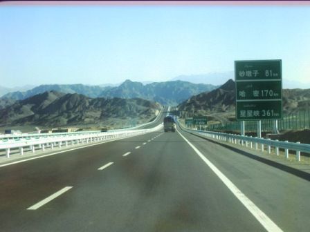 Wir bolzen täglich viele Kilometer durch China. Hier sind wir unterweges von Turpan nach Hami