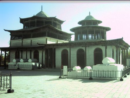 Besichtigung des Grabmals vom Hami-König. Hier wurden alle Hui-Könige Hamis und ihre Familien während der Qing-Dynastie bestattet.
Heute ist die zur Anlage gehörende Moschee die größte im Gebiet Hami und dient den uigurischen Muslimen für Veranstaltungen aller Art. Sie steht unter Denkmalschutz auf der Ebene des Autonomen Gebiets Xinjiang.