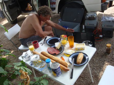 Frühstück in Cannes mit Baguette, Schinken mit Ei, etc