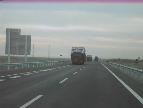 Haben wir auch noch nie gesehen. Neuwagen oben doppelt und unten einfach beladen. Hier befinden sich 24 Neuwagen drauf, woww!