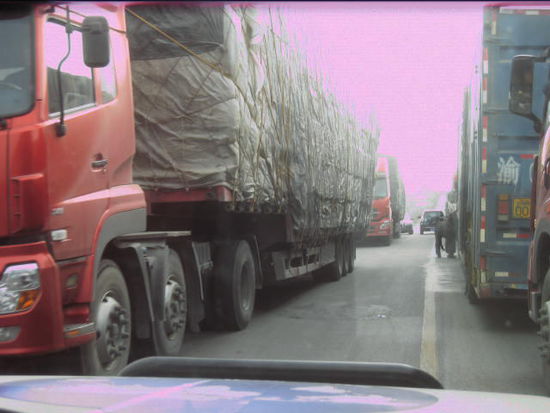 Auf der Fahrt von Hami nach Dunhuang auf einer Passhöhe. Chaos, da alle für Diesel anstehen