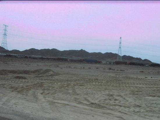 Dann war die Strasse Richtung Dunhuang "zu". Über 20 Km ging da nichts mehr. Wir verliessen die Strasse und fuhren im Sand durch die Wüste.