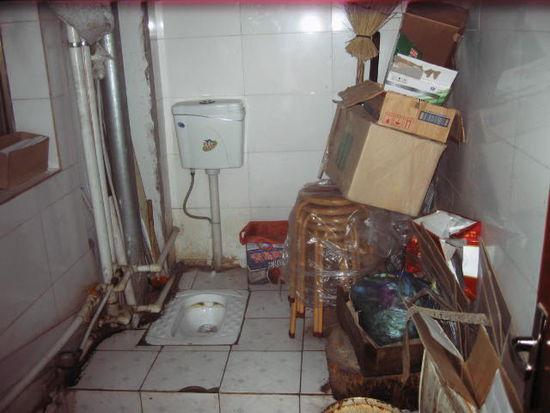 Während dem Nachtessenn in Dunhuang musste ich mal für kleine Jungs. Diese Toilette dient auch als Abstellkammer, Essensreste und Telefonkabine. Tony musste zuerst ein paar "Telefonierer" von hier entfernen, damit ich hier auf die Toilette durfte