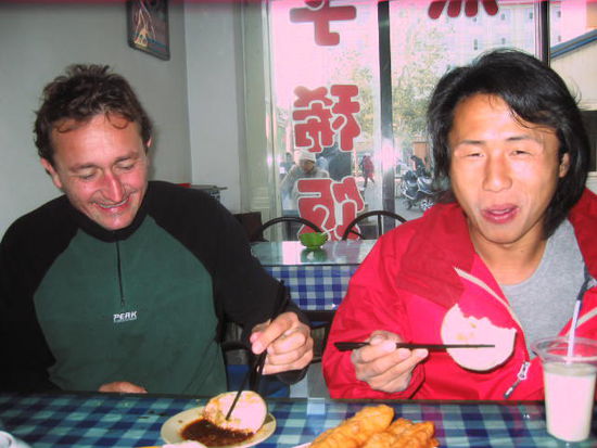 Frühstück in Dunhuang. Ja, auch die Spiegeleier kann man mit den Stäbchen essen. So ein Morgenessen für drei Personen kostet zwischen 2 und 3 Franken - und Spass machts mit Tony sowieso