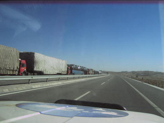 Kurz vor Jiayuguan war wieder eine Riesenkolonne von Trucks vor einer Tankstelle. Da wussten wir noch nicht, dass...