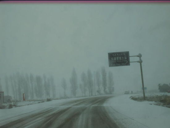 Auf der Fahrt von Jiayuguan nach Xining waren wir plötzlich im Schneesturm.