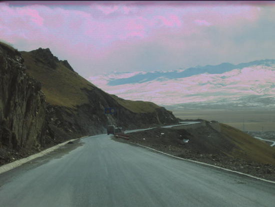 Hier passierten wir eben auf 3685 Meter Höhe ein kleines Dörfchen, welches die Chinesen "oriental Switzerland" nennen. Sie sind der Meinung, so sieht die Schweiz aus; immer grün und weisse Berge