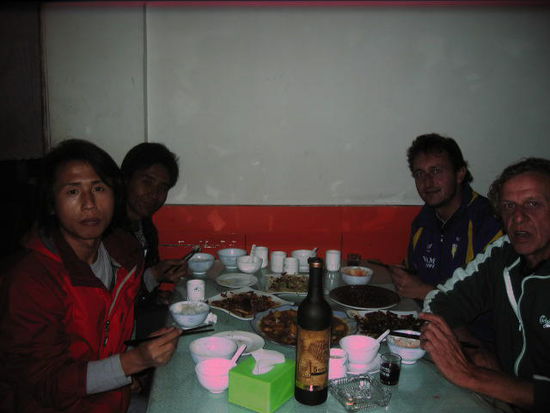 In Xining durften wir unseren Tibetanischen Guide Thoobten empfangen. Das Tony-Abschiedsnachtessen war wieder super. Tony verstand es einfach, genau das zu Bestellen, was wir soooo gerne haben. Den Wein besorgten wir gegenüber in einem Laden...