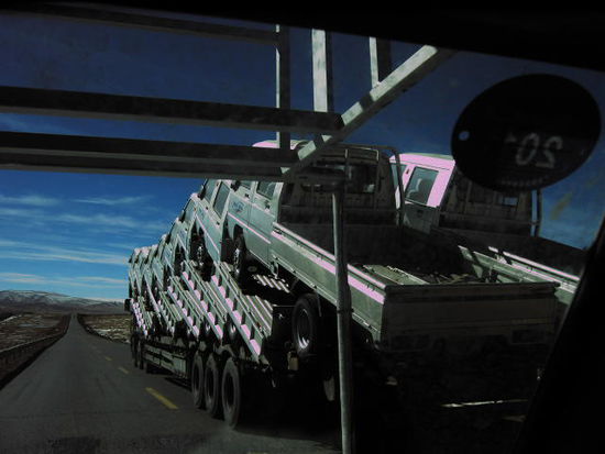 sechzehn Lieferwagen transportierte