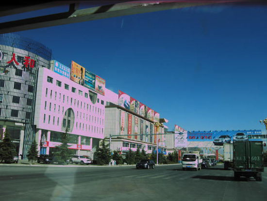Ankunft in Lhasa, der Hauptstadt von Tibet und des Buddhismus nach 4500 Kilometer Fahrt durch China. Hier können wir uns 4 Tage erholen und Lhasa geniessen