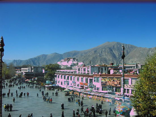 Barkhor Strasse in Lhasa. Hier sitzen wir gemütlich im 1. Stock eines Restaurants bei einem Lhasa Bier (Beer from the roof of the world)