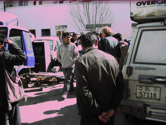 In Tsedang sahen wir diese Garage mit Nissan Schild. Hier wollen wir unserem Nissan Patrol neues Öl geben