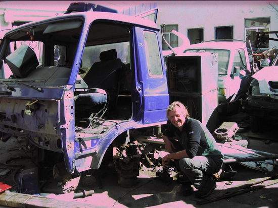 Urs gefiel diese Garage. Nebenan hat es eine grosse Werkstatthalle mit Schienenlift und fünf weiteren Autoliften. Da der Strom jedoch nicht funktionierte mussten wir die Grube benutzen