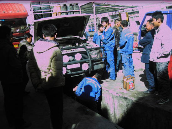 Ölwechsel. Das war auch für die Leute von Tsedang ein Erlebnis. Ein richtiges wirrwarr an Leuten und jeder steckte seine Nase in unser Auto. Sie sind halt schon "wunderfitzig".
