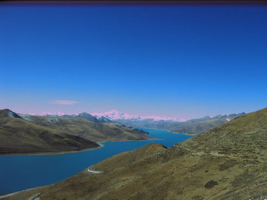Auf der Passhöhe von Kumba La auf 4900 Meter hatten wir eine wunderschöne Aussicht auf den Yamdrok Yumtso See