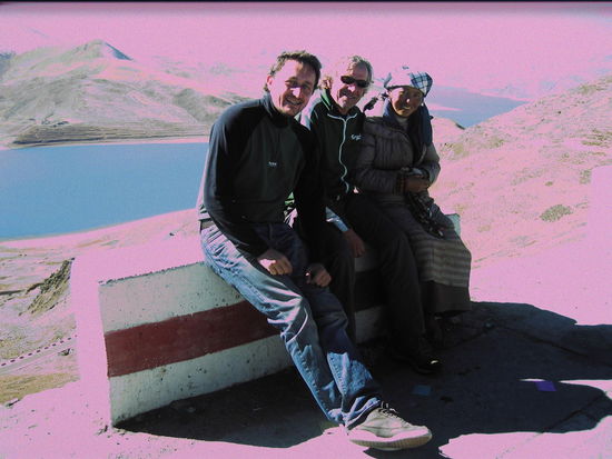 Diese Frau verkauft mit ihrem Yak auf dieser Passhöhe Souvenirs. Urs kaufte ihr eine schöne Kette ab