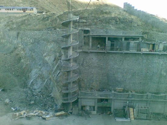 Ankunft in Shigatse. Wohnungen gegenüber von unserem Hotel. Unser "Schweisser-Heinz" könnte hier noch die Geländer fertigmachen. Gehst ja nächstens sowieso nach China auf Montage...