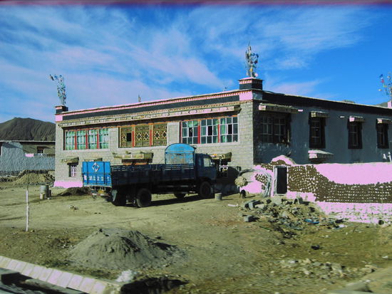 Unterwegs, vorbei an kleinen Dörfer sehen wir immer wieder diese schönen Tibetischen Häuser