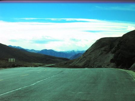 Leider ein wenig bewölkt. Im Hintergrund in ca. 100 Km Entfernung, der Mount Everest