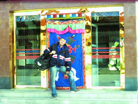 Ankunft in Shelkar im Hotel Qomolangma. Qomolangma ist der Tibetische Name für den Mount Everest.