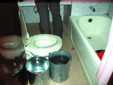 Diese beiden Kessel Wasser müssen für WC und Dusche reichen