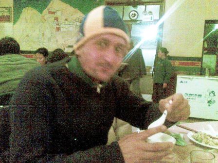 Essen mit Mütze und Jacke war in den letzten Tage angesagt. Hier in Tibet ist es einfach kalt! Aber wir ziehen einfach alles an, was wir haben und dann gehts schon. Die Angestellten der Hotelrezeption und auch die Bedienung arbeiten mit Skijacken.Ja, und die Fotokamera hatte hier vermutlich auch wieder kalt..