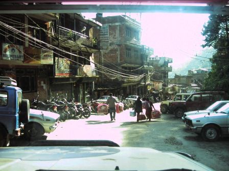 Dann, fünf Stunden später, nachdem wir uns durch -zig Lastwagen durchgeschlängelt haben; die Ankunft in Kodari, Nepal. Kein Wunder, dass wir so lange hatten. Vom Rechtsverkehr in China, wurde während dem Fahren zum Linksverkehr in Nepal gewechselt.