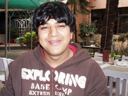 Dipendra von Kathmandu. Er empfing uns am Zoll und half uns mit den Zollformalitäten. Nochmals Dankeschön für Deine Hilfe, war ein Riesenerlebnis für mich: Nach 10 Minuten hatte ich bereits beide Visa