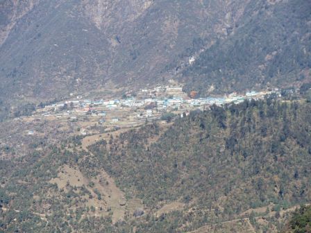 Sicht auf Lukla, welches einen Flughafen hat.Viele Trekkingtouren beginnen in Lukla, welches mit dem Flugzeug in ca.40 von Kathmandu erreichbar ist