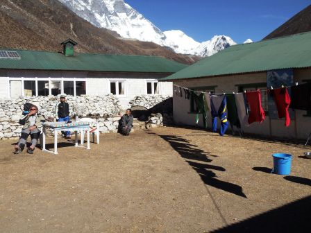 Ankunft in Dingboche auf 4410.So lange die Sonne scheint, ist Kleider trocknen angesagt.Nützt allerdings wenig, denn die Nächte sind nicht nur saukalt, sondern auch feucht. Der Trick ist, dass man alle Kleider mit in den Schlafsack nimmt. Clever, he?