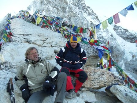 Um fünf Uhr morgens los auf den Kala Patthar auf 5550. Minus 16Grad, windig und wir sind ein wenig gezeichnet vom Aufstieg