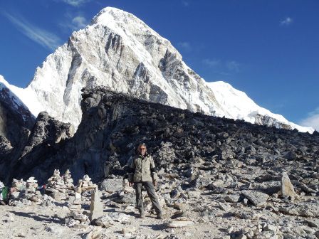 Im Vordergrund die Spitze des Kala Patthar. Urs beim Abstieg