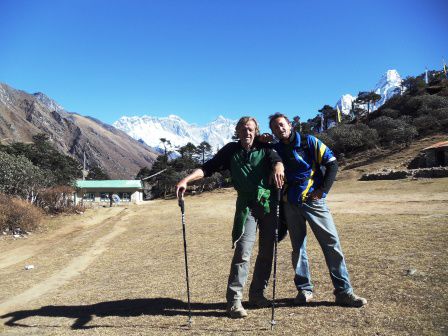 Nach dem Abstieg nochmals ein Foto mit dem Mount Everest im Hintergrund