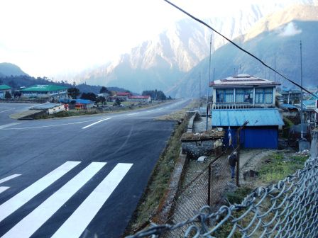 Abflug- und Landepiste in Lukla in Ungewisse