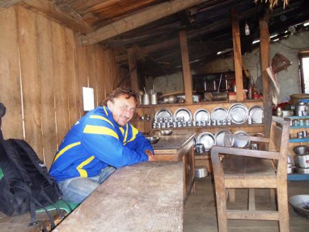 Abgekämpftes Warten in Küche und Aufenthaltsraum aufs Nachtessen