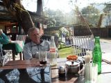 Urs beim Erholen im Gartenrestaurants unseres Hotels.Einfach mal Nichtstun und ne "Cola" schlürfen