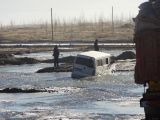 Durch diesen Fluss kamen nicht alle Fahrzeuge problemlos. Dieser Bus musste rausgezogen werden. Wir hatten mit unserem Nissan Patrol jedoch keine Probleme..