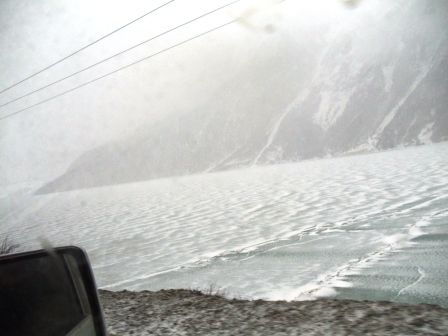 Vorbei am gefrorenen, heiligen See auf 5000 Meter