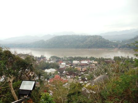 Luang Prabang von oben. Die Besteigung dieses Hügels kostet 20'000KIP(ca.Fr.2.50)
