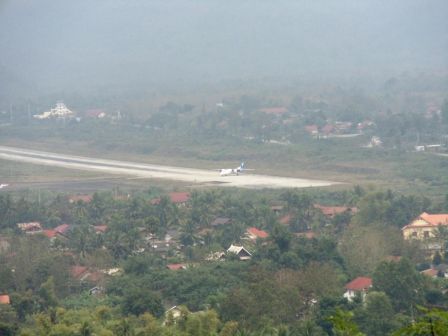 Flughafen von Luang Prabang. Die Flugzeuge fliegen hier einem praktisch vor der Nase vorbei