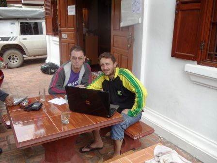 Vor unserem Guesthouse "T.T. First" mit Rainer. Hier sassen wir viel, tranken Bier, Rainer kochte mal was und wir surften im Internet rum