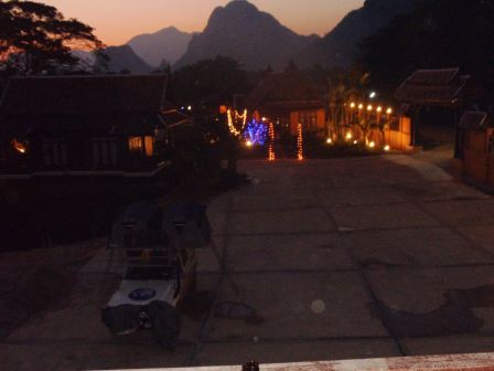 Aussicht von der Kangaroo Bar auf unseren Nissan Patrol und Villa Vangvieng River Side von Chris