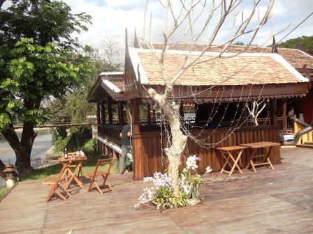 Restaurant und Terasse am Fluss