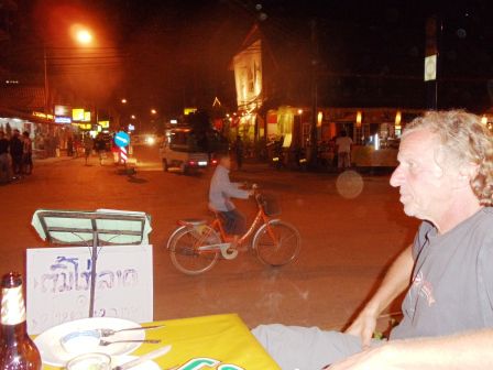Das war unser Lieblingsrestaurant; Mitten im Zentrum von in Vang Vieng. Hier kommen alle vom Tubing zurück...und wir konnten Bierchen trinken, Essen und vor allem ALLES und ALLE beobachten