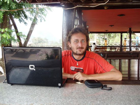 Kurz vor Abschluss dieses Reiseberichtes. Superinternetverbindung!!Dauerte nur ein Bacardi Cola und alles war drin. Leider hat die Fahrt meinem Laptop nicht gut getan - meine Harddisk ist beschädigt.
Er stürtz immer wieder ab und ich muss ihn x-Mal wieder neu starten. Naja, vielleicht hat jemand eine Idee und kann mir nen Tipp geben, was ich am besten machen soll.
Und ja, der Bart wird nächstens einem Barber Shop zum Opfer fallen, obwohl...????
Liebe Grüsse und bye, bye