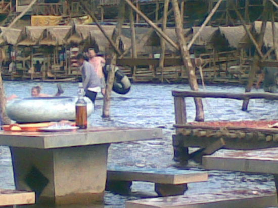 Von dieser Flasche gibts für Tube-Ankömmlinge den free shot. Shotgläser werden nie gewaschen, haben das wirklich lange beobachtet