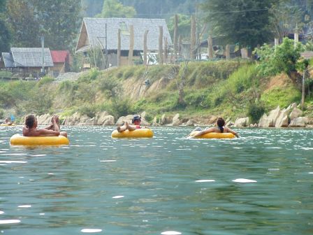 und weiter gehts den Fluss runter. Entspannt, entspannt und langsam wurds kälter und schneller